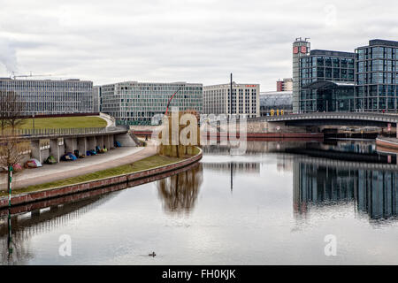 Berlin Hauptbahnhof, Main Railway Station, Spree und Zelte für Obdachlose im Winter Stockfoto