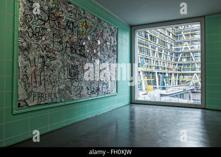 Alten Graffiti bedeckt Board und grüne gefliesten Wänden der Hamburger Bahnhof zeitgenössische Kunst-Galerie, Berlin Stockfoto