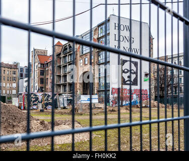 Berliner Kunsthaus Tacheles hinter einem Zaun. Verlassenes Kaufhaus Gebäude beherbergte Tacheles Art Center. Stockfoto