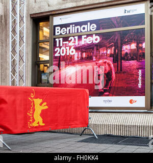 2016 Berlinale, Berlin Film Festival Plakat und Bären-Logo auf der historischen Friedrichstadt-Palast-Theater Stockfoto