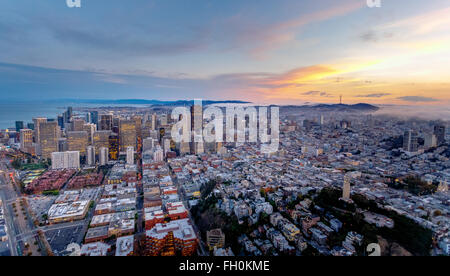 Antenne Landschaft mit San Francisco Downtown, Nachbarschaften und die Bucht bei Sonnenuntergang Stockfoto