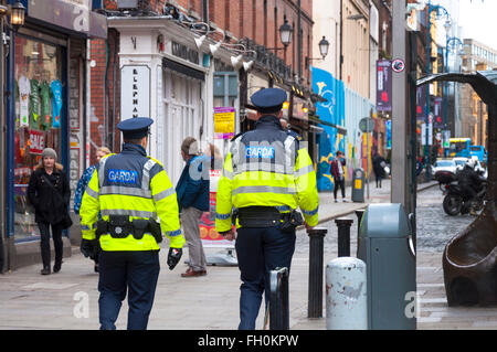 Irischen Polizisten patrouillieren Temple Bar in Dublin City, Irland Stockfoto