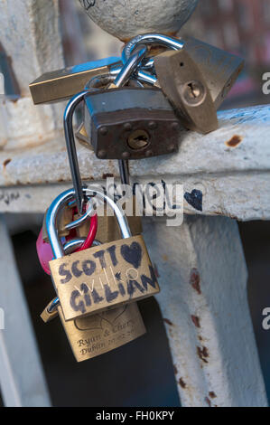 Lovelocks auf Ha Penny Hapenny Fußgängerbrücke in Dublin Irland Stockfoto