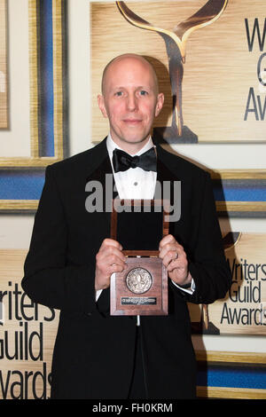 Los Angeles, Kalifornien, USA. 13. Februar 2016. Autor John August zeigt seine besondere Auszeichnung auf 2016 Writers Guild Awards. Stockfoto