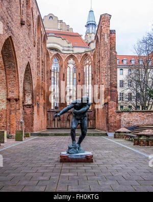 Berlin Franziskaner Kloster, Franziskaner-Klosterkirche. Bronze-Skulptur des Mannes in der Ruine des mittelalterlichen Klosters in der Berliner Altstadt Stockfoto