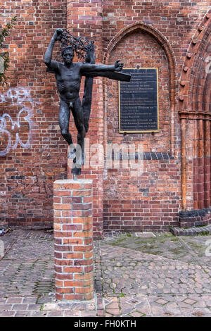 Berlin Franziskaner Kloster, Franziskaner-Klosterkirche. Fritz Cremer "Auferstehender" Bronze-Skulptur an der Ruine des Klosters Stockfoto