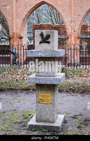 Chernobyl-Denkmal von Jürgen Strand außerhalb der Ruinen des mittelalterlichen Klosters. Berlin Franziskaner Kloster, Franziskaner-Klosterkirche. Stockfoto