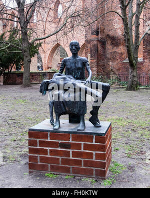 Berlin Franziskaner Kloster, Franziskaner-Klosterkirche. Bronzeskulptur "Pieta" von Jürgen Pansby in Ruinen des mittelalterlichen Klosters Stockfoto