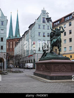 Nikolaiviertel, Berlin - historische Altstadt mit St.-Nikolaus-Kirche & Bronze-Skulptur von Saint George slaying einen Drachen Stockfoto