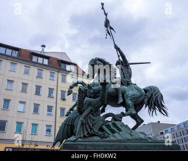 St. Georg und der Drache, Bronzeskulptur in der historischen Altstadt im Nikolaiviertel, Mitte, Berlin, Deutschland Stockfoto