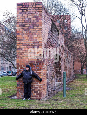 Mittelalterliche Stadtmauer-Ruine in der Littenstraße mit einem älteren Mann mit Wanddicke.Mitte, Berlin, Deutschland Stockfoto