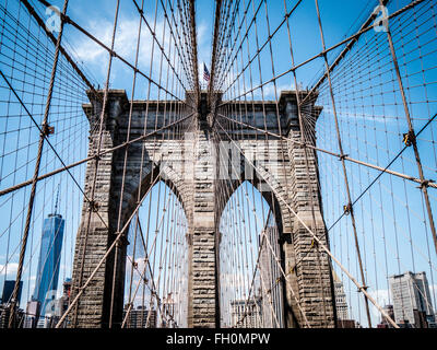 Nahaufnahme der Brooklyn Brooklyn Bridge an einem sonnigen Tag mit Manhattan Skyline im Hintergrund Stockfoto