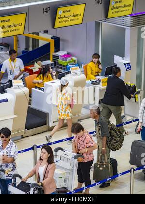 Bangkok, Thailand. 23. Februar 2016. Passagiere einchecken für Inlandsflüge auf Nok Air in Don Mueang Flughafen. NOK Air, teilweise im Besitz von Thai Airways International und einer der größten und erfolgreichsten Billigfluglinien in Thailand, 20 Flüge Dienstag wegen einem Mangel an Piloten gestrichen und kündigte an, dass andere Flüge abgesagt oder über das Wochenende gesperrt werden würde. Die Stornierungen kam nach ein wilden Streik von mehreren Piloten Sonntagabend Flüge annullierte und Reisende mehr als tausend gestrandete. Der pilot Mangel bei Nok kommt zu einem Zeitpunkt wenn der thailändischen Luftfahrt Indu Stockfoto