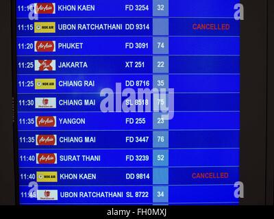 Bangkok, Thailand. 23. Februar 2016. Ein Flug-Status-Board am Don Mueang International Airport zeigt einige der Stornierungen von Nor Air Flüge. NOK Air, teilweise im Besitz von Thai Airways International und einer der größten und erfolgreichsten Billigfluglinien in Thailand, 20 Flüge Dienstag wegen einem Mangel an Piloten gestrichen und kündigte an, dass andere Flüge abgesagt oder über das Wochenende gesperrt werden würde. Die Stornierungen kam nach ein wilden Streik von mehreren Piloten Sonntagabend Flüge annullierte und Reisende mehr als tausend gestrandete. Der pilot Mangel bei Nok kommt an Stockfoto