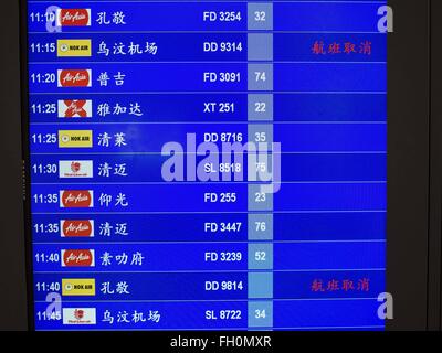 Bangkok, Thailand. 23. Februar 2016. Ein Flug-Status-Board in Chinesisch, wegen der großen Zahl der chinesischen Touristen kommen nach Thailand, am Don Mueang International Airport zeigt einige der Stornierungen von Nor Air Flüge. NOK Air, teilweise im Besitz von Thai Airways International und einer der größten und erfolgreichsten Billigfluglinien in Thailand, 20 Flüge Dienstag wegen einem Mangel an Piloten gestrichen und kündigte an, dass andere Flüge abgesagt oder über das Wochenende gesperrt werden würde. Die Stornierungen kam nach ein wilden Streik von mehreren Piloten Sonntagabend Flüge annulliert Stockfoto