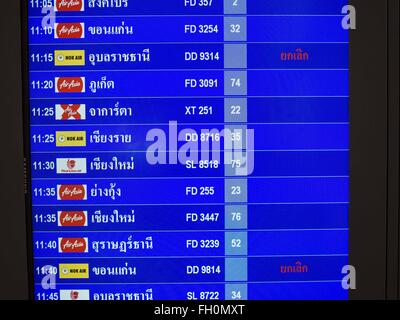 Bangkok, Thailand. 23. Februar 2016. Ein Flug-Status-Board in Thai am Don Mueang International Airport zeigt einige der Stornierungen von Nor Air Flüge. NOK Air, teilweise im Besitz von Thai Airways International und einer der größten und erfolgreichsten Billigfluglinien in Thailand, 20 Flüge Dienstag wegen einem Mangel an Piloten gestrichen und kündigte an, dass andere Flüge abgesagt oder über das Wochenende gesperrt werden würde. Die Stornierungen kam nach ein wilden Streik von mehreren Piloten Sonntagabend Flüge annullierte und Reisende mehr als tausend gestrandete. Der pilot Mangel am Nok Stockfoto