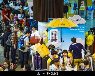 Bangkok, Thailand. 23. Februar 2016. Passagiere in der Schlange für internationale Flüge mit Nok Air am Don Mueang International Airport zu überprüfen. NOK Air, teilweise im Besitz von Thai Airways International und einer der größten und erfolgreichsten Billigfluglinien in Thailand, 20 Flüge Dienstag wegen einem Mangel an Piloten gestrichen und kündigte an, dass andere Flüge abgesagt oder über das Wochenende gesperrt werden würde. Die Stornierungen kam nach ein wilden Streik von mehreren Piloten Sonntagabend Flüge annullierte und Reisende mehr als tausend gestrandete. Der pilot Mangel bei Nok kommt zu einem Zeitpunkt Stockfoto