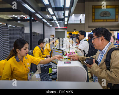 Bangkok, Thailand. 23. Februar 2016. Passagiere einchecken für Inlandsflüge auf Nok Air am Don Mueang Airport in Bangkok. NOK Air, teilweise im Besitz von Thai Airways International und einer der größten und erfolgreichsten Billigfluglinien in Thailand, 20 Flüge Dienstag wegen einem Mangel an Piloten gestrichen und kündigte an, dass andere Flüge abgesagt oder über das Wochenende gesperrt werden würde. Die Stornierungen kam nach ein wilden Streik von mehreren Piloten Sonntagabend Flüge annullierte und Reisende mehr als tausend gestrandete. Der pilot Mangel bei Nok kommt zu einem Zeitpunkt als die Thai Av Stockfoto