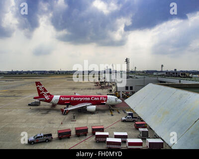 23. Februar 2016 - Bangkok, Bangkok, Thailand - ein Air Asia Airbus-Flugzeugen auf dem Rollfeld am Flughafen Bangkok-Don Mueang. Die thailändische Regierung hat ein Interesse an Thai Airways, die Fluggesellschaft Thailands, an Air Asia (Thailand). Führungskräfte aus den beiden Unternehmen werden voraussichtlich diese Woche um den Vorschlag zu erörtern. Der Vorschlag kommt zu einem Zeitpunkt, als die thailändische Luftfahrtindustrie mehr Kontrolle für Wartung und Schulung von Luft und Bodenpersonal, Aufzeichnungen und den Zustand des Suvarnabhumi Airport steht, die zwar weniger als 10 Jahre alt ist bereits über Kapazität und Faci Stockfoto