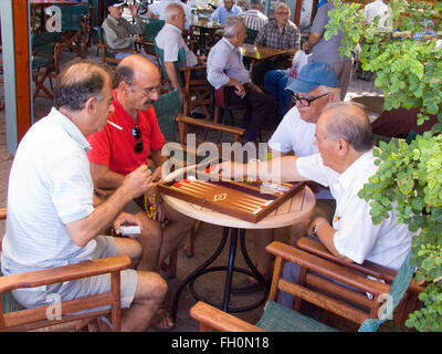 Männer spielen am Café, Petra, Lesbos Insel, Nord West Ägäis, Griechenland, Europa Stockfoto