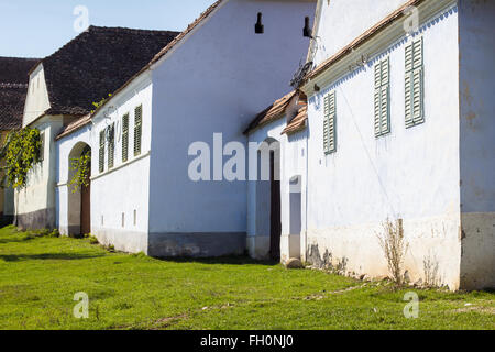 Traditionelle Häuserzeile entlang der Straße von Deutsch-Weißkirch, Transsilvanien Stockfoto