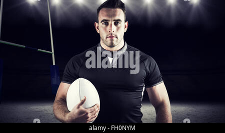 Zusammengesetztes Bild des harten Rugby-Spieler mit ball Stockfoto