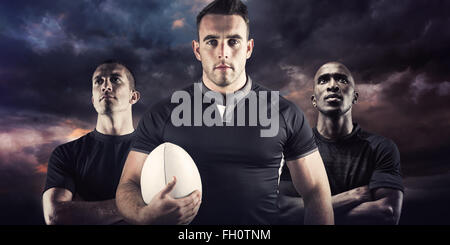 Zusammengesetztes Bild des harten Rugby-Spieler mit ball Stockfoto