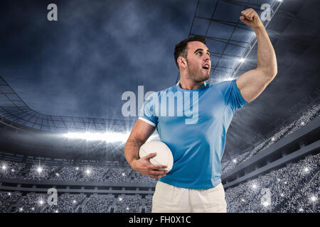Zusammengesetztes Bild des Rugby-Spieler mit dem Ball jubeln Stockfoto