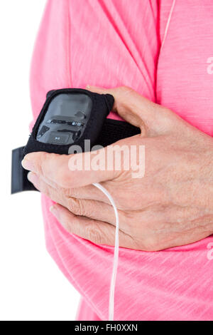 Frau mit MP3-Player auf Armbinde Stockfoto