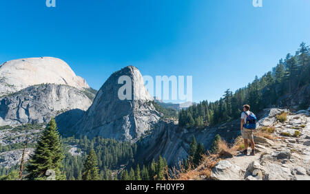 Walker auf Liberty Cap, Yosemite-Nationalpark, Kalifornien, USA, Nordamerika Stockfoto