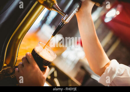 Hand der Barkeeper Verzicht auf Bier abgeschnitten Stockfoto