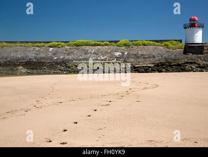 Burry Port Leuchtturm und Strand, Millennium Küstenpark, Llanelli, Carmarthenshire, Süd-Wales, UK Stockfoto