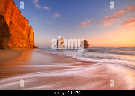 Die zwölf Apostel entlang der Great Ocean Road, Victoria, Australien. Am Sonnenuntergang fotografiert. Stockfoto