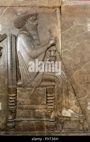 Alten Schatzkammer Relief der Achämeniden, Publikum Linderung von der persische König Darius i., sitzen auf dem Thron, Stockfoto