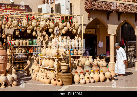 Keramik zum Verkauf in einem Shop In Nizwa Souk, Nizwa, Ad Dakhiliyah Region, Oman Stockfoto