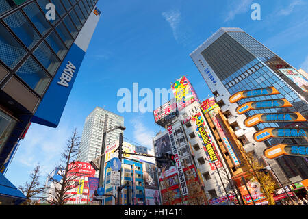 Tokyo, Japan - 8. Januar 2016: Stadtbild von Akihabara Bezirk in Tokio. Akibahara ist Otaku Kulturzentrum und ein shopping distr Stockfoto