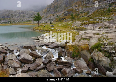 Cornisello See Und Wasserfall - Cornisello See und Wasserfall in Dolomiten, Alpen Stockfoto