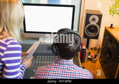 Männlichen und weiblichen Radiomoderatoren im studio Stockfoto