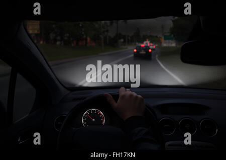 Anreise mit dem Auto in der Nacht Stockfoto