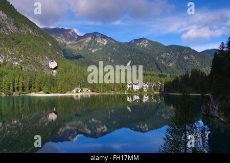 Pragser Wildsee in Den Dolomiten - See Prags in italienischen Alpen Stockfoto