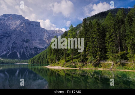 Pragser Wildsee in Den Dolomiten - See Prags in italienischen Alpen Stockfoto