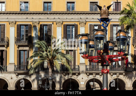 Straßenlaterne, entworfen von Antoni Gaudi im Plaza Real oder Placa Reial, Barcelona, Katalonien, Spanien Stockfoto