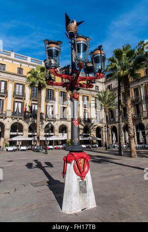 Straßenlaterne, entworfen von Antoni Gaudi im Plaza Real oder Placa Reial, Barcelona, Katalonien, Spanien Stockfoto