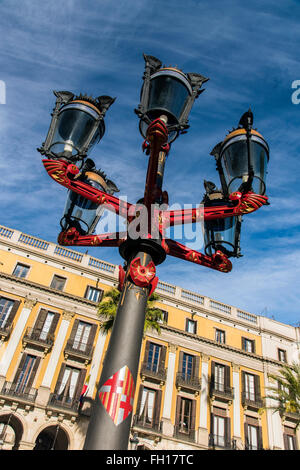 Straßenlaterne, entworfen von Antoni Gaudi im Plaza Real oder Placa Reial, Barcelona, Katalonien, Spanien Stockfoto