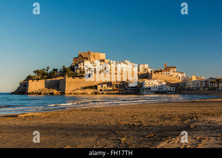 Blick auf den Sonnenuntergang über der befestigten Stadt Peniscola, Comunidad Valenciana, Spanien Stockfoto