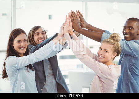 Porträt des Lächelns Business-Team geben hohe fünf Stockfoto