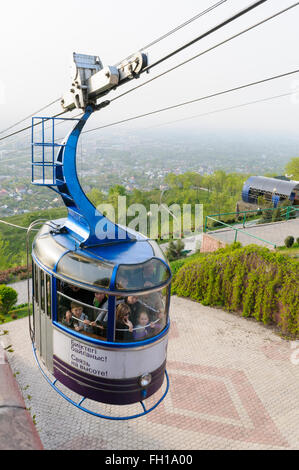 Die Kök-Töbe Seilbahn fährt aus neben dem Palast der Republik am Dostyq bis Kök-Töbe (Green Hill), Almaty, Kasachstan Stockfoto