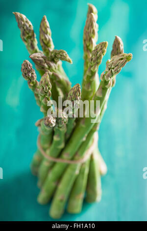 Reihe von frischem Spargel auf Türkis Hintergrund Stockfoto