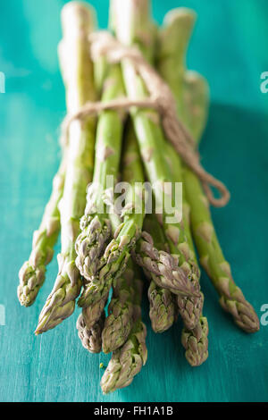 Reihe von frischem Spargel auf Türkis Hintergrund Stockfoto