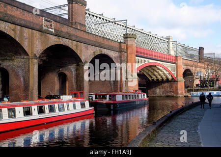 Manchester, UK - 15. Februar 2016: viktorianischen Eisenbahn-Viadukte der Castlefield Viadukt über dem Bridgewater Kanal, Manchester Stockfoto